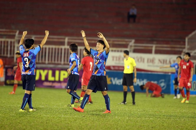 Các cầu thủ U-21 Yokohama ăn mừng chiến thắng trước Thái Lan. Ảnh: N.K