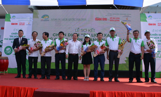 Ban tổ chức chúc mừng chiến dịch “Du lịch xanh Phú Quốc, tỉnh Kiên Giang” đã thành công bước đầu. Ảnh: K.Nam.