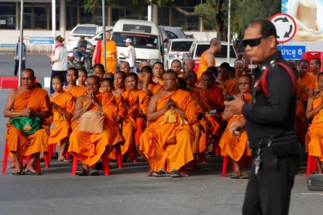 Các nhà sư tụng kinh bên ngoài chùa Wat Phra Dhammakaya - Ảnh: Reuters