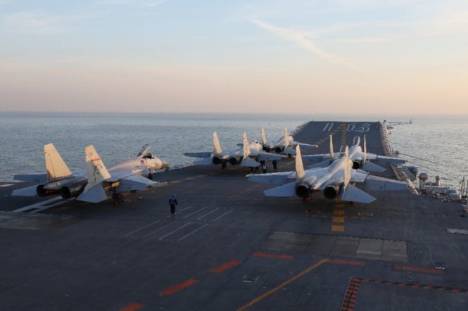 Chiến đấu cơ F-15 của Trung Quốc trên tàu sân bay Liêu Ninh - Ảnh: AFP