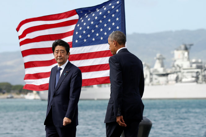 Thủ tướng Nhật Bản Shinzo Abe (trái) cùng tổng thống Mỹ Barack Obama thăm Trân Châu Cảng ngày 27-12 - Ảnh: Reuters