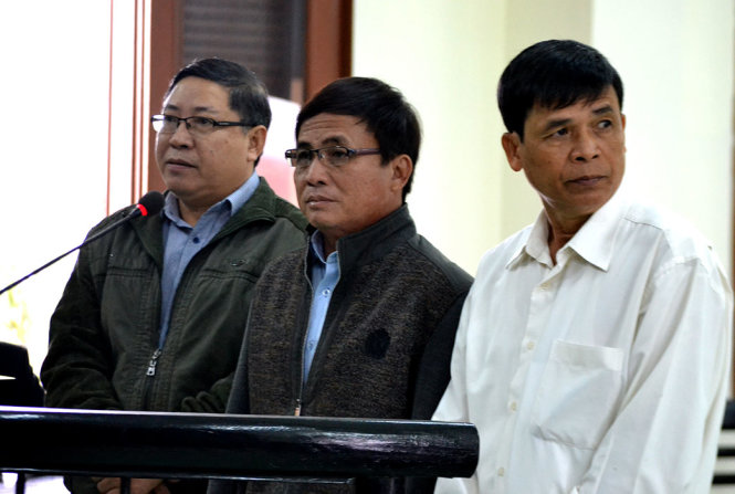 Ba bị cáo kháng cáo kêu oan tại phiên tòa phúc thẩm (từ trái sang): Nguyễn Tài, Nguyễn Hữu Phí, Nguyễn Kích – Ảnh: DUY THANH