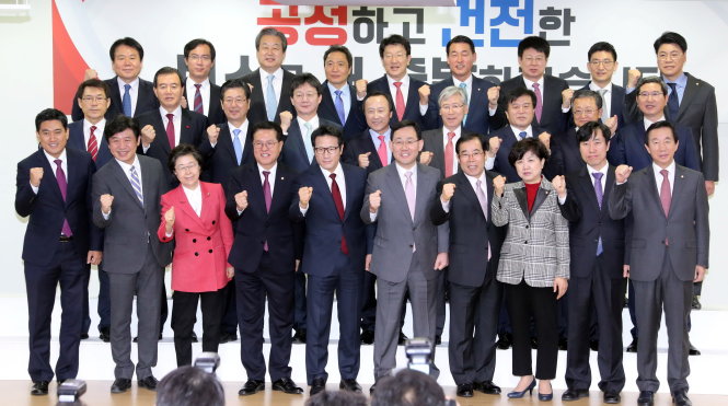 Nhóm nghị sĩ ly khai của Đảng Saenuri tổ chức họp báo ngay tại trụ sở quốc hội ở Seoul ngày 27-12 - Ảnh: Reuters