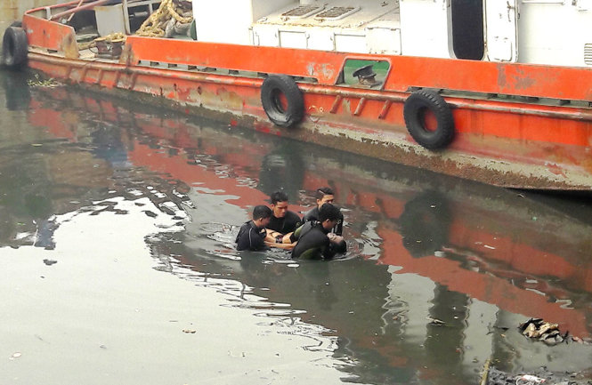 Ảnh: Lực lượng cứu hộ đưa thi thể nạn nhân lên bờ - Ảnh: CTV