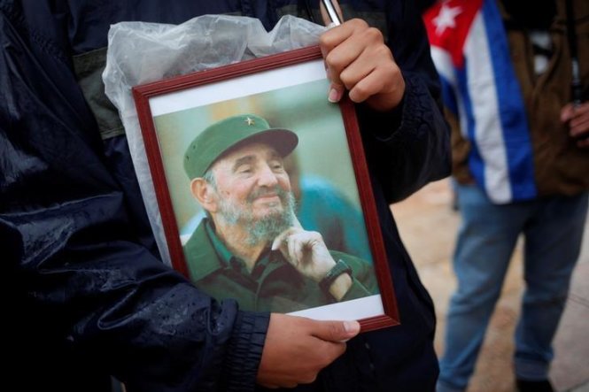 Người dân cầm ảnh cố lãnh tụ Fidel Castro tại Malaga, miền nam Tây Ban Nha, ngày 4-12 - Ảnh: Reuters