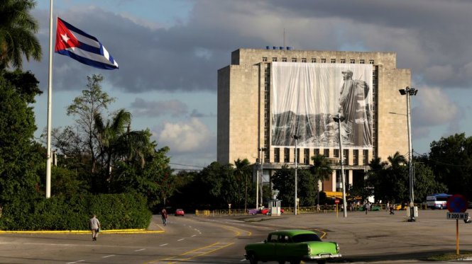 Tấm ảnh người chiến sĩ cách mạng Fidel Castro treo tại tòa nhà nhìn ra Quảng trường Cách mạng ở thủ đô Havana từ khi Fidel qua đời - Ảnh: Reuters