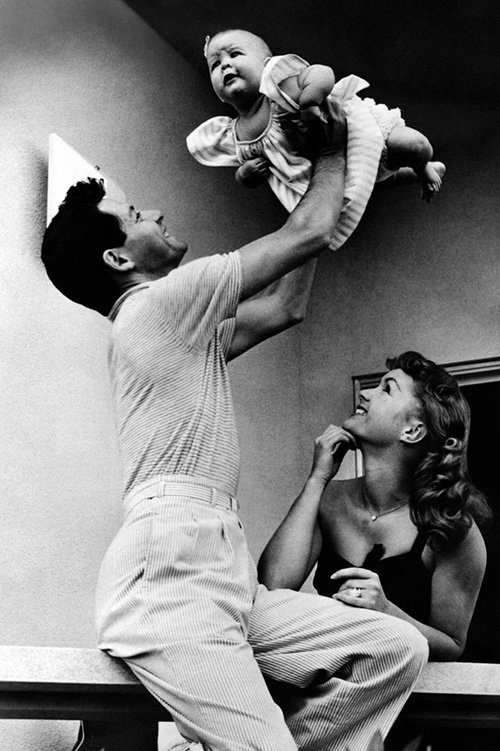 Bé Carrie Fisher được cha là ông Eddie Fisher bồng trên tay năm 1957. Người phụ nữ trong hình là mẹ bà, Debbie Reynolds - Ảnh: Hollywood Reporter