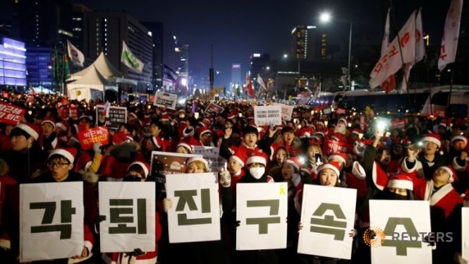 Người biểu tình Hàn Quốc mặc trang phục ông già Noel xuống đường yêu cầu tổng thống Park Geun Hye từ chức - Ảnh: Reuters