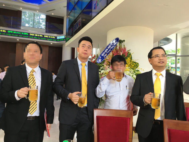 Ông Võ Thanh Hà, chủ tịch HĐQT Sabeco (bên phải) và ông Vũ Quang Hải, phó tổng giám đốc Sabeco ( thứ hai từ trái qua) đang theo dõi bảng điện tử tại Sở giao dịch chứng khoán TPHCM (HOSE) trong ngày Sabeco niêm yết hôm 6-12-2016. Ảnh: T.V.N
