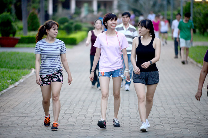 Người dân đi bộ và chạy bộ trong công viên Gia Định, Q.Gò Vấp, TP.HCM chiều 27-12 - Ảnh: QUANG ĐỊNH