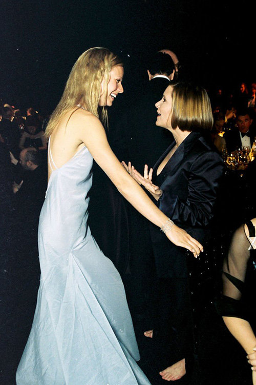Carrie Fisher và nữ diễn viên từng đoạt Oscar Gyneth Paltrow tại lễ trao giải của Hiệp hội diễn viên năm 2000 - Ảnh: Hollywood Reporter