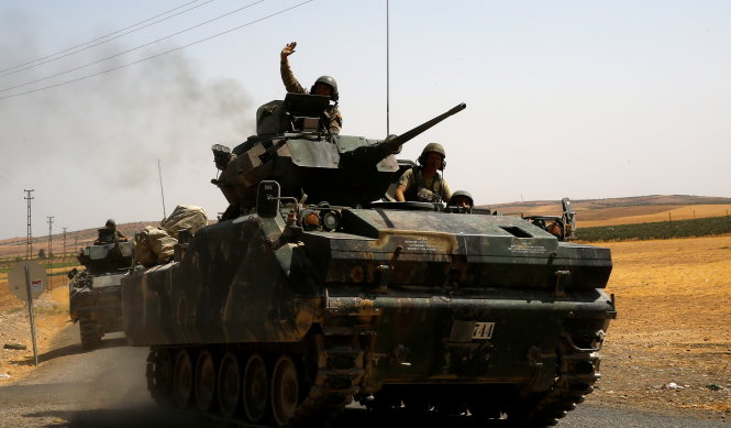 Đoàn thiết giáp Thổ Nhĩ Kỳ trở về căn cứ gần biên giới sau khi tham chiến tại Syria - Ảnh: Reuters