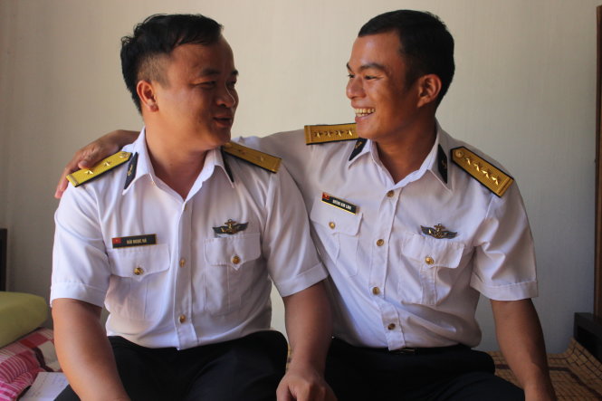 Huỳnh Kim Linh (phải) và một đồng đội trong lần về đất liền công tác - Ảnh: MY LĂNG