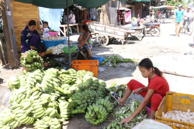 Gian hàng chuối của chị Đặng Thị Hằng ở khu chợ gần cầu Sài Gòn - 
Ảnh: YẾN TRINH