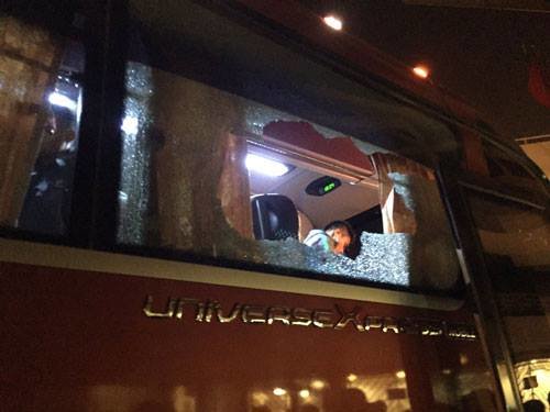 Xe buýt chở đội Indonesia bị ném vỡ kính. Ảnh: TWITTER PSSI