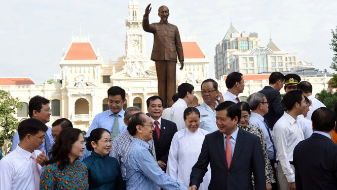 Sự kiện 40 năm TP tự hào mang tên Chủ tịch Hồ Chí Minh. Trong ảnh, Lãnh đạo thành phố cùng quần chúng nhân dân dâng hương tượng đài Bác Hồ tự hào mang tên Chủ tịch Hồ Chí Minh - Ảnh Tự Trung