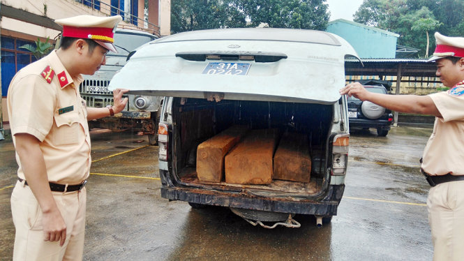 Chiếc xe cứu thương biển số xanh chở gỗ lậu được tạm giữ - Ảnh: LÊ TRUNG