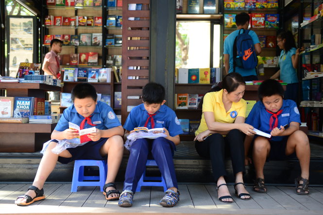 Trẻ em đọc sách tại đường sách Nguyễn Văn Bình, Q.1, TP.HCM - Ảnh: QUANG ĐỊNH
