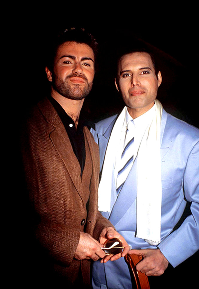 George Michael và Freddie Mercury chụp năm 1990, 1 năm trước khi Freddie qua đời vì AIDS.