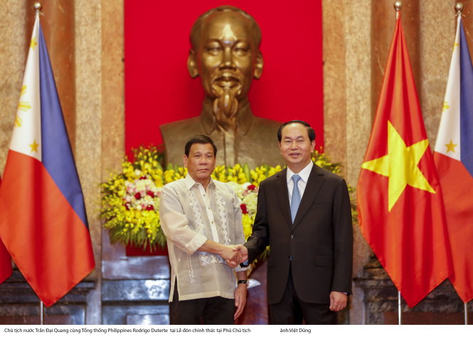 Chủ tịch nước Trần Đại Quang (phải) tiếp đón Tổng thống Philippines Duterte tại Hà Nội - Ảnh: Việt Dũng