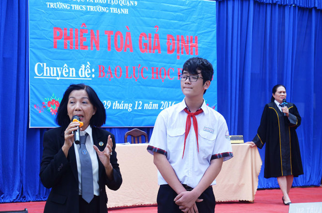 Hồ Việt Trung (học sinh lớp 9A3) đang nghe luật sư trả lời câu hỏi - Ảnh: UYÊN TRINH