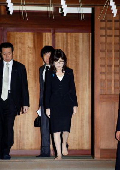 Bộ trưởng Tomomi Inada thăm đền Yasukuni sáng 29-12 - Ảnh: Kyodo/REUTERS