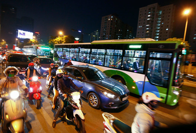 Hai xe buýt nhanh BRT nối đuôi nhau không thể di chuyển trên đường Lê Văn Lương - Ảnh: NAM TRẦN