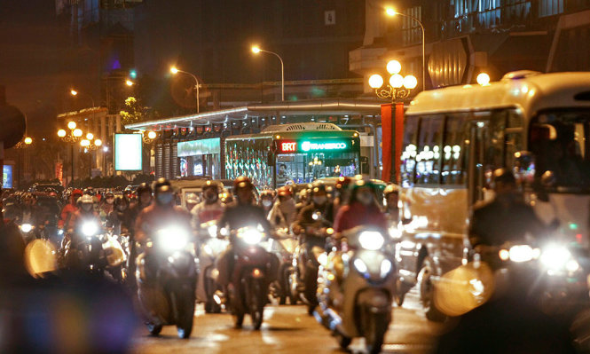 Bus BRT di chuyển khó khăn trong giờ cao điểm tại Hà Nội - Ảnh: NAM TRẦN