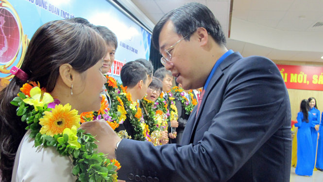 Anh Lê Quốc Phong, bí thư thứ nhất TƯ Đoàn trao huy hiệu “Tuổi trẻ sáng tạo” cho các cá nhân đoạt giải thưởng Quả cầu vàng 2016