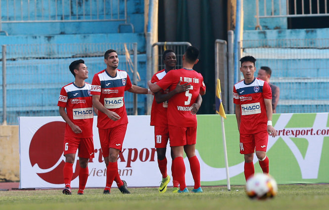 Các cầu thủ Than Quảng Ninh ăn mừng bàn thắng vào lưới Hà Nội. Ảnh: NAM KHÁNH