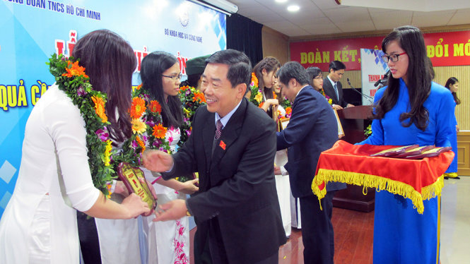 Ông Nguyễn Văn Tuyết, Phó chủ nhiệm Ủy ban văn hóa, giáo dục thanh niên, thiếu niên và nhi đồng của Quốc hội trao phần thưởng và chúc mừng các nữ sinh tiêu biểu lĩnh vực kỹ thuật năm 2016.