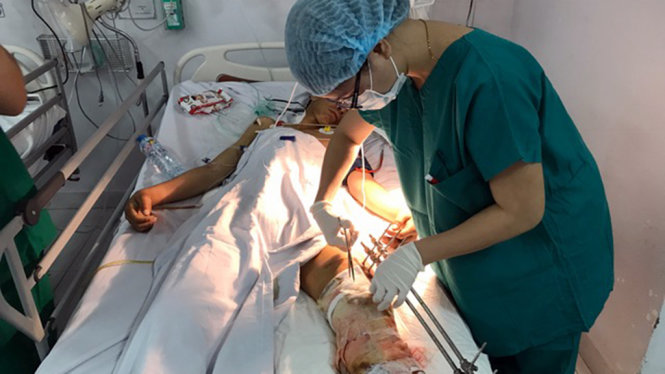 Bệnh nhân sau khi nối cẳng chân đang được chăm sóc tại Bệnh viện Đa khoa TP. Cần Thơ - Ảnh: T. Lũy