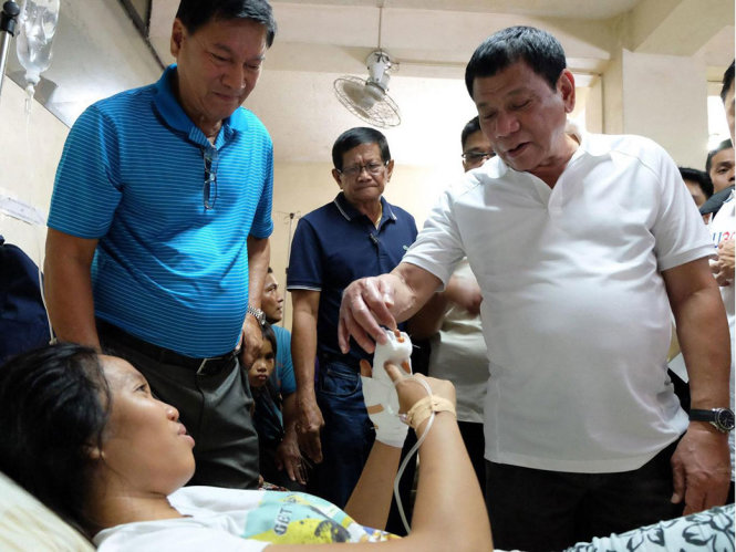 Tổng thống Duterte đến thăm một nạn nhân bị thương trong vụ đánh bom đêm Giáng sinh - Ảnh: EPA