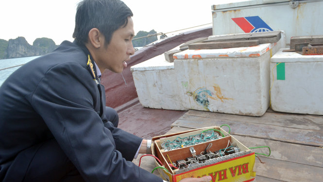 Tổ công tác phát hiện kích điện bị cất giấu trên tàu tại khu vực hang trống, Vịnh Hạ Long - Ảnh: Dương Trường