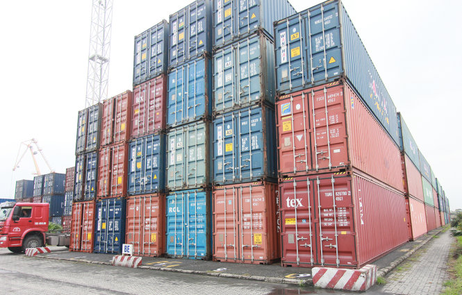 Hiện vẫn còn hơn 1.000 container lốp ô tô đã qua sử dụng tồn đọng tại các cảng của Hải Phòng đang chờ được thu mua - Ảnh: Tiến Thắng