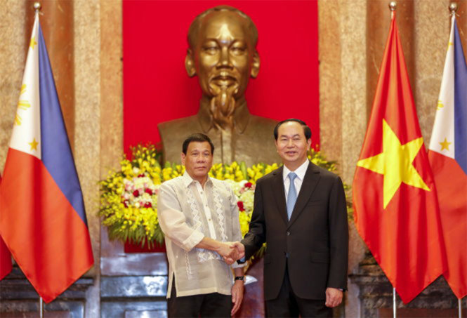 Chủ tịch nước Trần Đại Quang (phải) tiếp đón Tổng thống Philippines Duterte tại Hà Nội - Ảnh: Việt Dũng