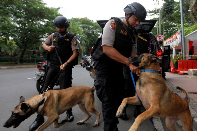 Cảnh sát Indonesia kiểm tra an ninh xung quanh một nhà thờ ở Jakarta ngày 24-12  - Ảnh: Reuters