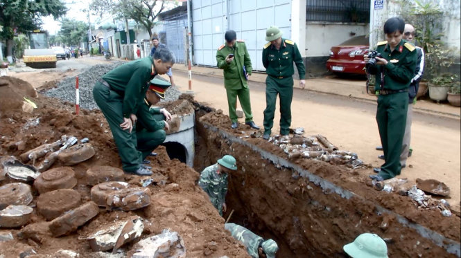 Lực lượng công binh, Bộ chỉ huy quân sự tỉnh Đắk Lắk đang tiến hành xử lý đưa đạn và ngòi nổ lên mặt đất tại phường Tân Tiến (TP. Buôn Ma Thuột) Ảnh: Cơ quan chức năng cung cấp