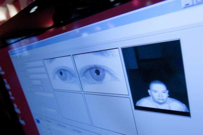 Ảnh chụp mống mắt sẽ cung cấp thêm một yếu tố nhận diện cá nhân quan trọng giúp nhà chức trách tăng cường thêm biện pháp bảo đảm an ninh - Ảnh: Bloomberg