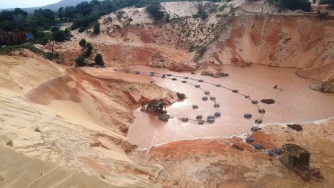 Thiết bị máy móc phục vụ cho việc khai thác titan được lực lượng công an phát hiện trong mỏ Suối Nhum vào tháng 10-2016 - Ảnh: Nguyễn Nam
