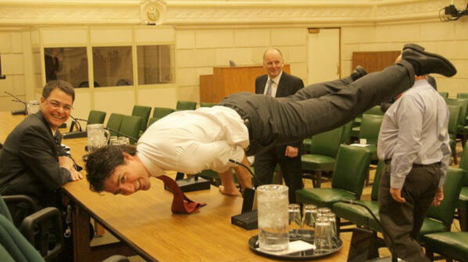 Thủ tướng Canada Justin Trudeau thực hiện tư thế con công của bộ môn yoga trong bức ảnh nổi tiếng được lan truyền trên mạng