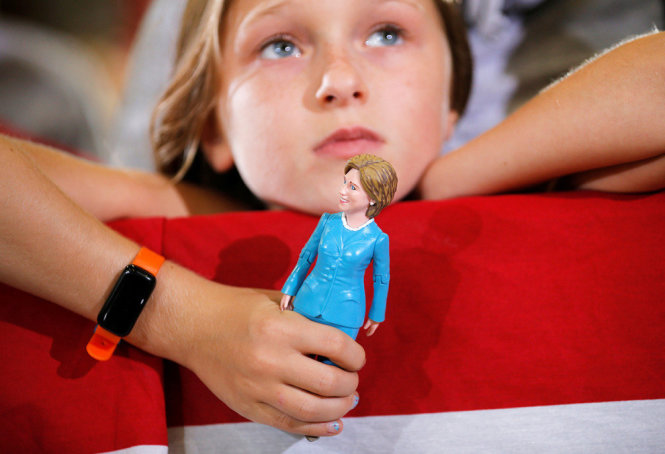 Một bé gái 9 tuổi lắng nghe bà Hillary Clinton trong một buổi vận động ở bang Ohio - Ảnh: Reuters
