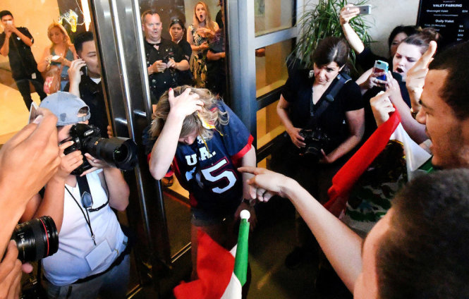 Một người phụ nữ mặc áo ủng hộ ông Trump bị ném trứng ở bang California - Ảnh: AFP