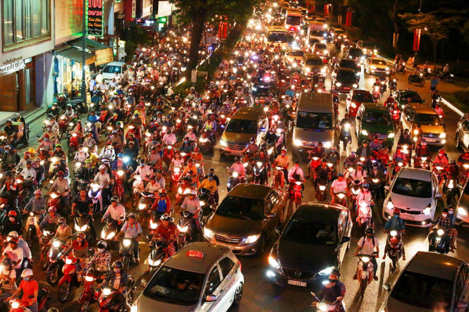 Khu vực đường Trần Quốc Hoàn (Q.Tân Bình) kẹt cứng xe cộ - Ảnh: Lê Phan