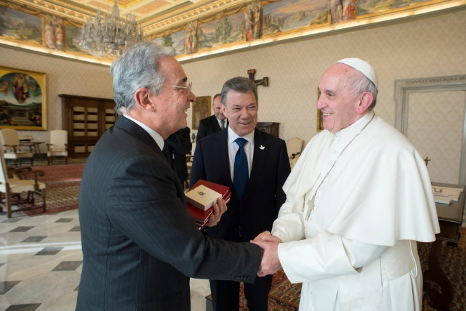 Giáo hoàng Francis (phải) tiếp Tổng thống Colombia Juan Manuel Santos (giữa) và cựu Tổng thống Colombia Alvaro Uribe (trái) tại Tòa thánh Vatican ngày 16-12-2016 - Ảnh: Reuters