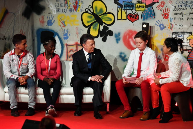 Tổng thống Juan Manuel Santos (giữa) nói chuyện với thiếu nhi Colombia và Na Uy tại sự kiện tổ chức ở Oslo, Na Uy ngày 10-12-2016. Ông Santos đến đây để nhận giải Nobel Hòa bình - Ảnh: Reuters