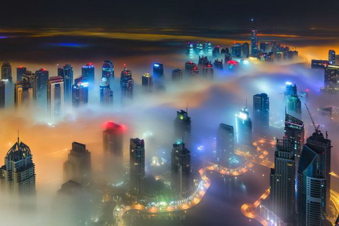 Khung cảnh huyền ảo ở Dubai trong sương - Ảnh: Caters