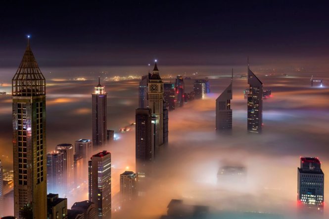 Dubai trong sương mù. Ảnh do doanh nhân Rustam Azmi chụp đêm 29-12