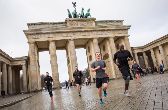 Mark Zuckerberg chạy bộ ở Berlin (Đức) để thực hiện “Một năm chạy bộ” của mình - Ảnh: FB Mark Zuckerberg
