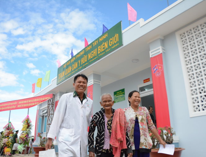 Người dân Campuchia khám chữa bệnh tại trạm xá trong ngày đầu tiên hoạt động - Ảnh: Đ.Trong